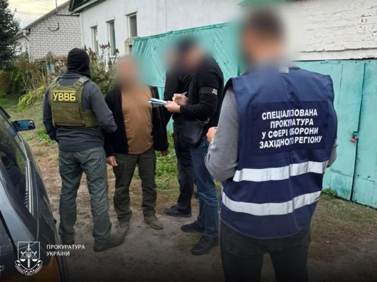 Вимагали 5,5 тис. доларів за переведення військового в тил: на Хмельниччині затримано двох прикордонників