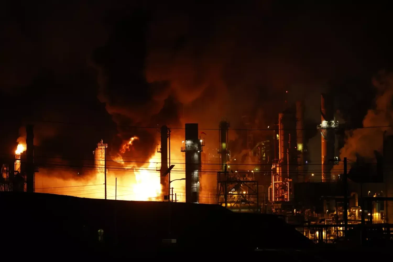Потужний вибух та пожежа сколихнули НПЗ у Каліфорнії
