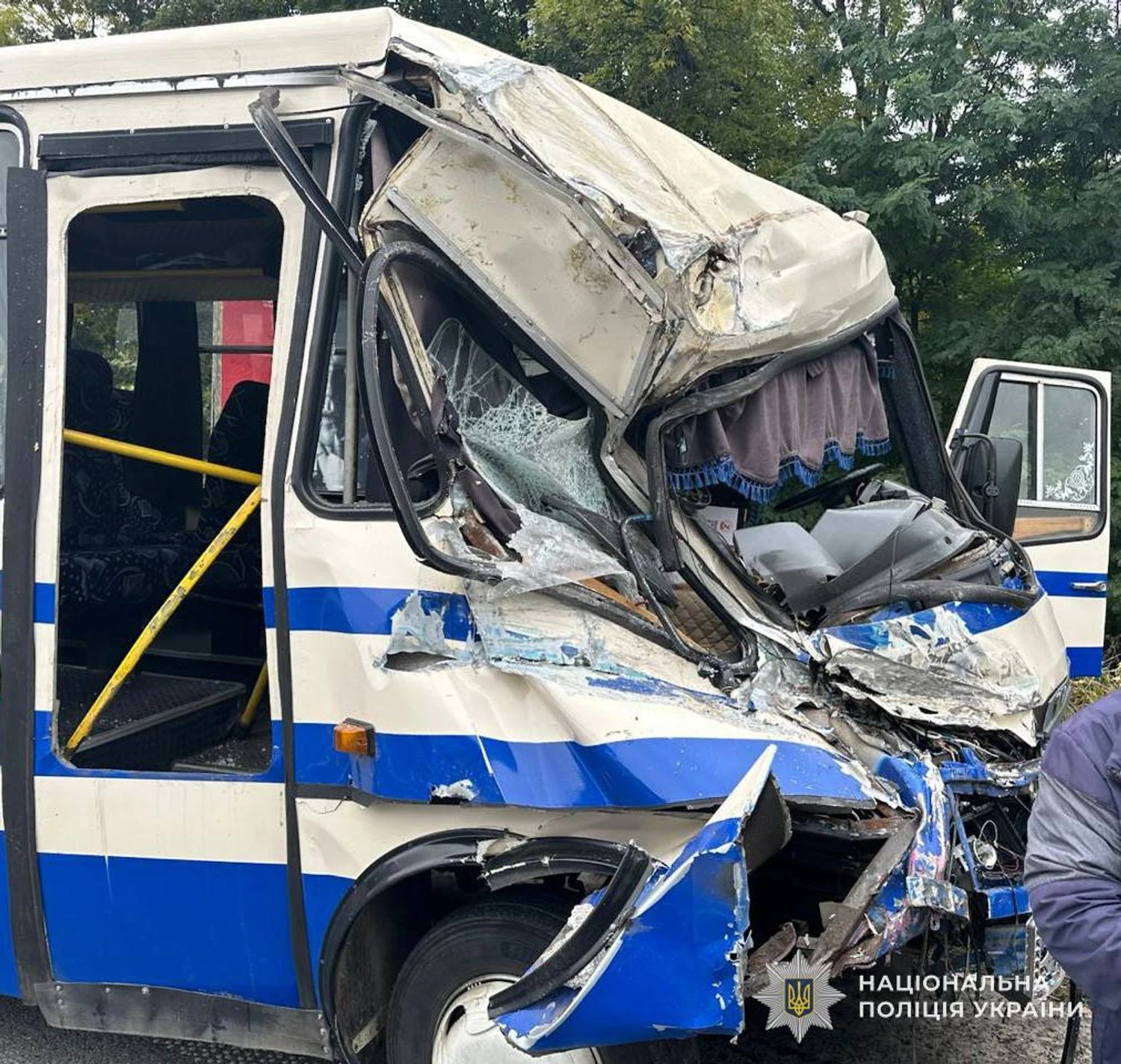 Маршрутка зіткнулася з вантажівкою під Львовом: 8 пасажирів отримали травми