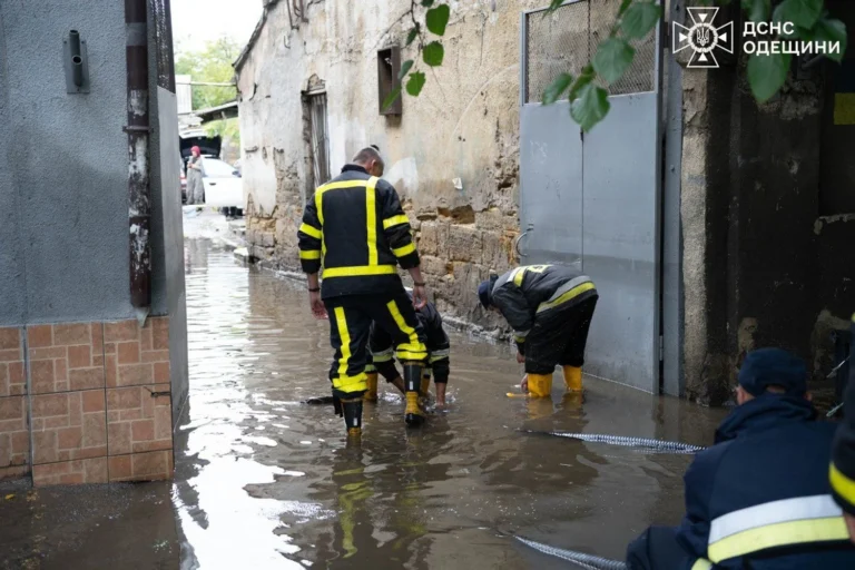 Велика вода в Одесі: рятувальники четверту добу ліквідують наслідки негоди, роботи тривають в 13 локаціях