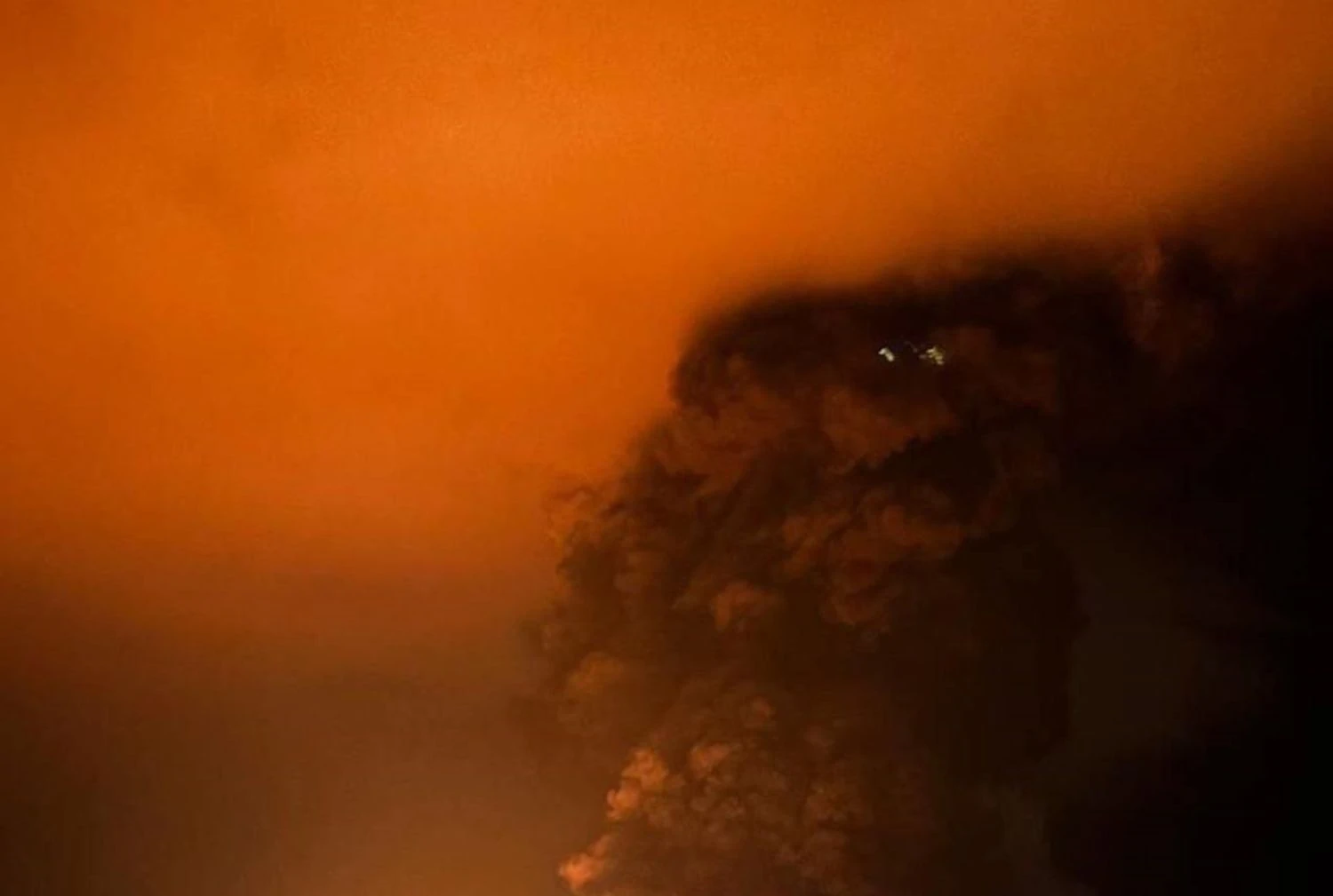 Удар по нафтобазі у Феодосії: пошкоджено 11 цистерн з пальним, евакуйовано 800 осіб