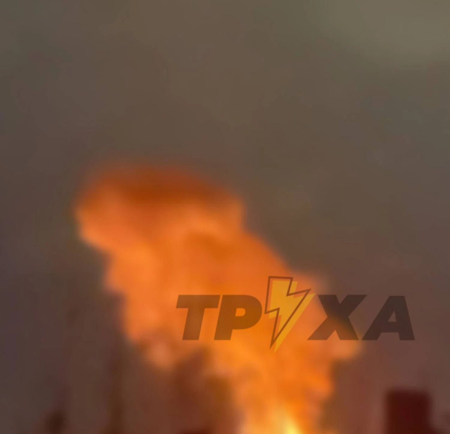У Харкові спалахнула масштабна пожежа після удару рф: у соцмережах повідомляють про перебої з водою та світлом