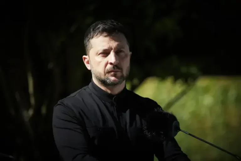 Зеленський і делегація України здивовані розмовою Трампа з путіним - Axios