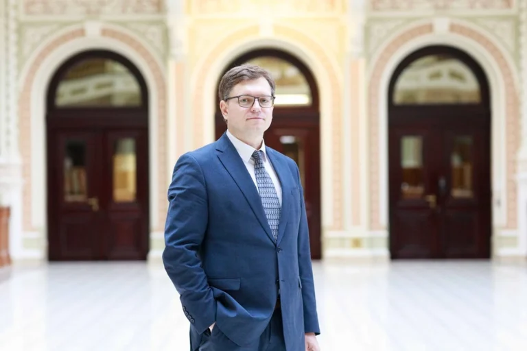 Суд вже третій місяць не може розглянути скаргу на закриття справи проти головного юриста НБУ Зими: юрист назвав причини