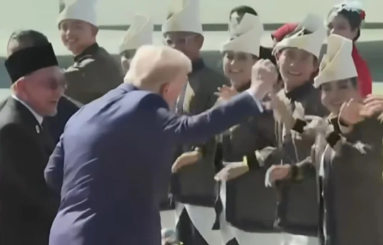 Трамп станцював з малайзійцями після прибуття на саміт АСЕАН