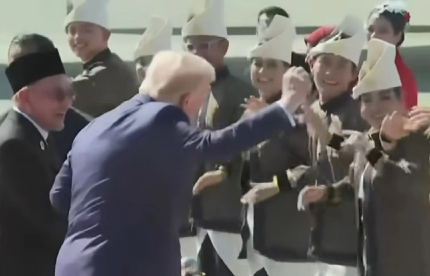 Трамп станцював з малайзійцями після прибуття на саміт АСЕАН