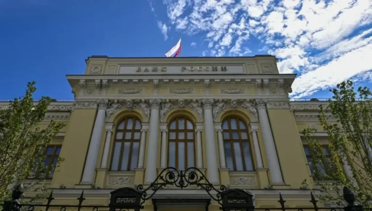 росія може призупинити зниження процентних ставок через інфляцію та атаки на НПЗ - Bloomberg