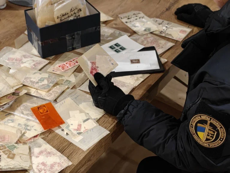 Митники конфіскували понад 14 тисяч марок із нацистською символікою на кордоні з Польщею