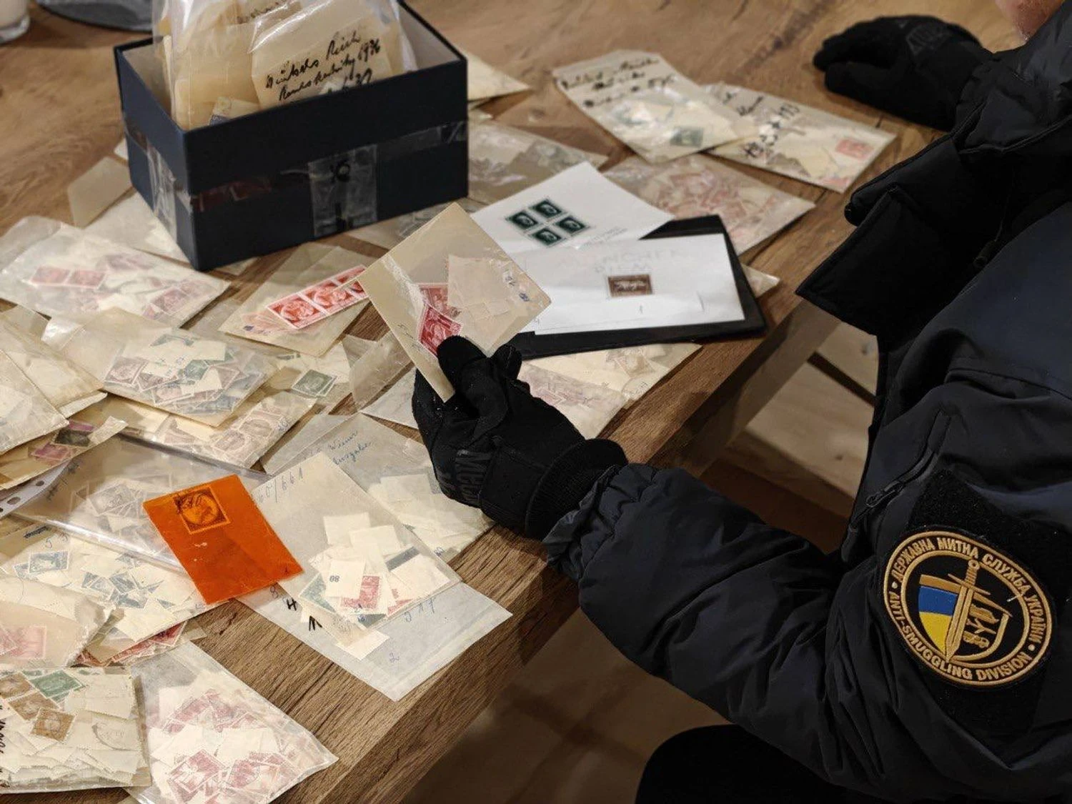 Митники конфіскували понад 14 тисяч марок із нацистською символікою на кордоні з Польщею