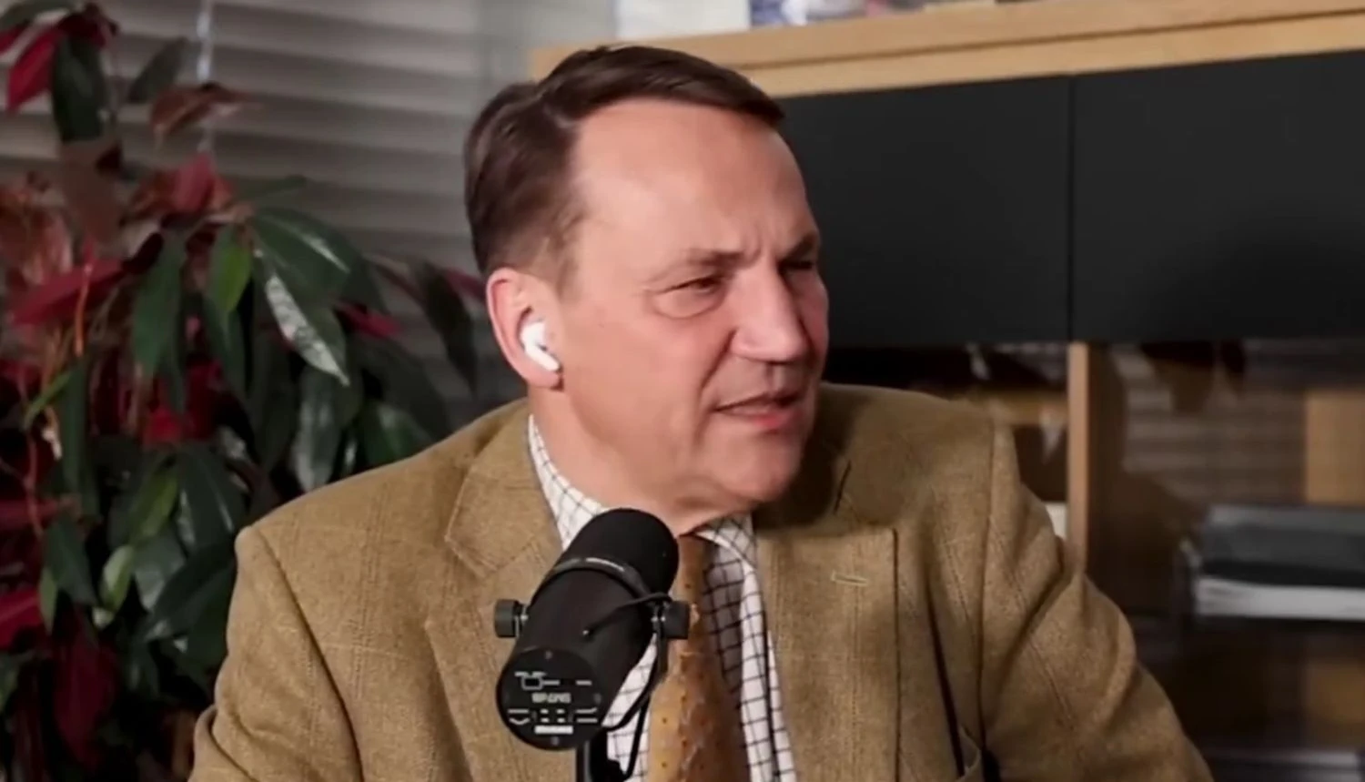 Україна готова воювати ще три роки, але путін не зможе стільки витримати - Сікорський