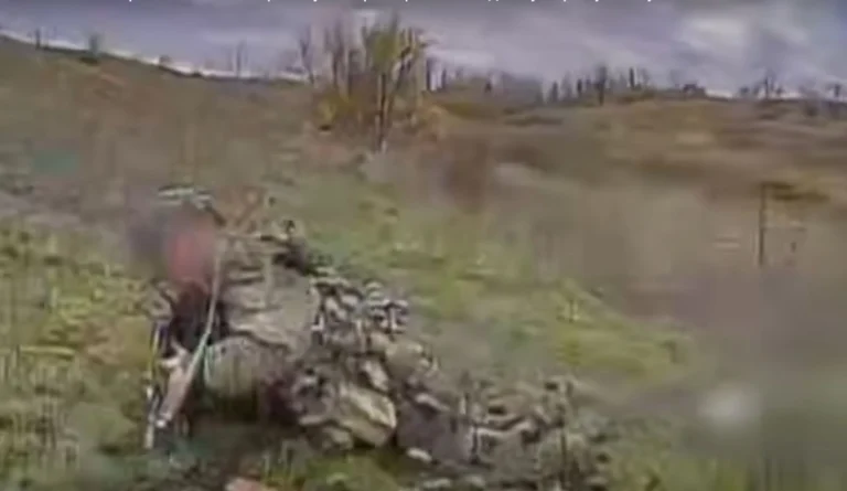 Оператори дронів розбили російський "танк-черепаху" та "розібрали" по одному ворожу піхоту - ДПСУ