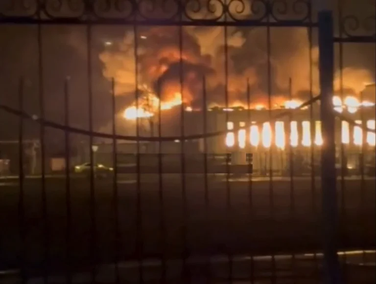 У бєлгородській області сталася пожежа в торговому центрі після атаки дронів