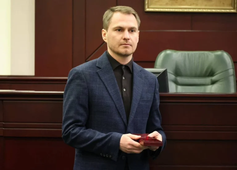 "Ми тут, бо знаємо, якщо ми опустимо руки, хаос переможе": Генпрокурор Кравченко відзначив роботу прокурорів