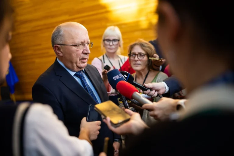 Комісар ЄС з оборони обіцяє план щодо розвідувального супутника наступного року - Euractiv