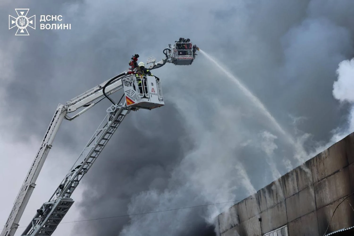 Працюють роботизовані комплекси та авіація: у результаті атаки рф великі пожежі охопили склади в Луцьку, Дніпрі та Білій Церкві