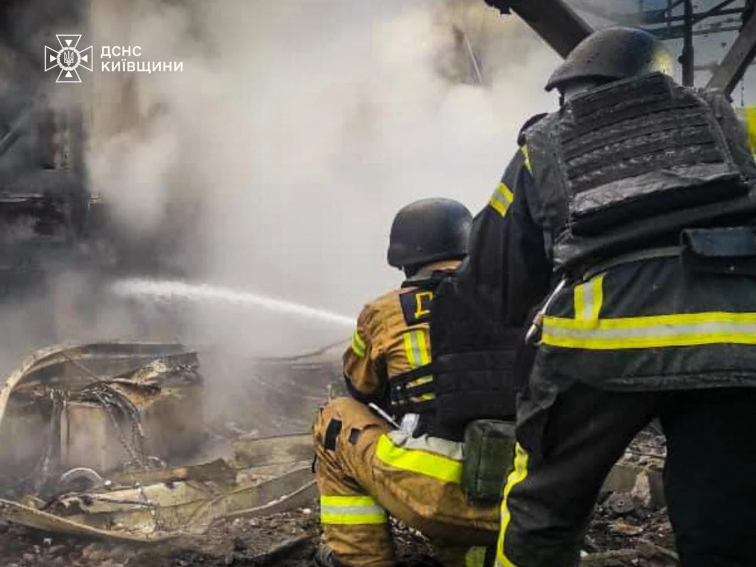 На Київщині надзвичайники ліквідували наслідки ворожих обстрілів у трьох районах