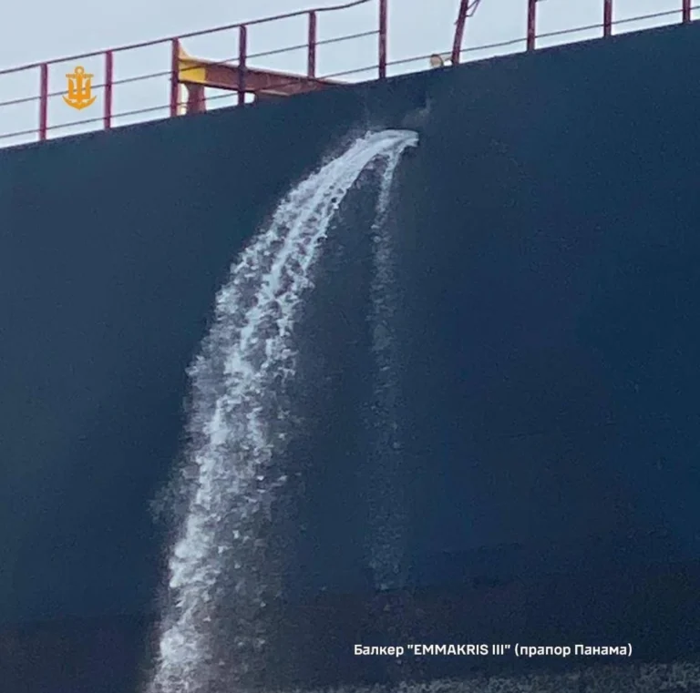 рф вдарила по 2 цивільних суднах, є поранені серед цивільних - ВМС ЗСУ