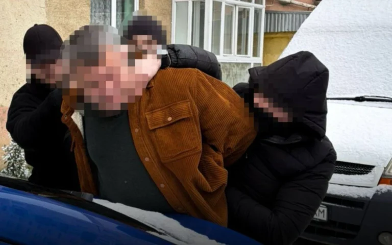 На Закарпатті затримали митника за схему безмитного ввезення елітних годинників