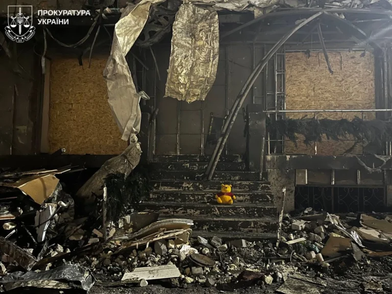 Жінку, виявлену під завалами харківського багатоповерхового будинку, ідентифікували як матір загиблого хлопчика