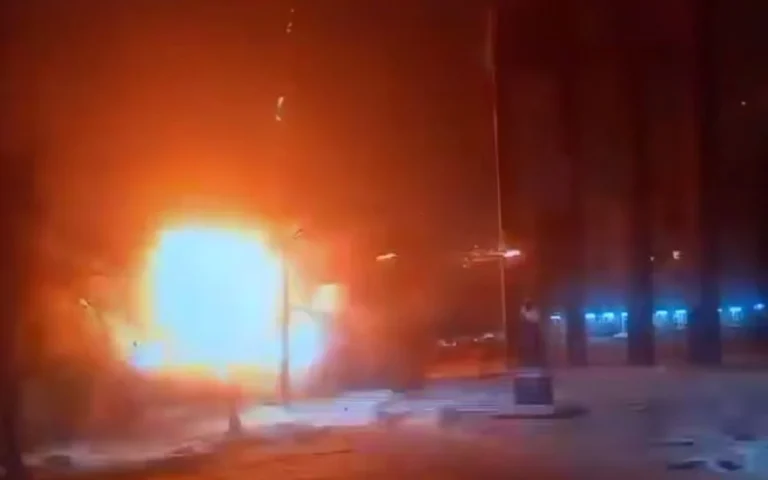 Ворожий безпілотник влучив у дитячий майданчик біля пам'ятника Степану Бандері у Львові