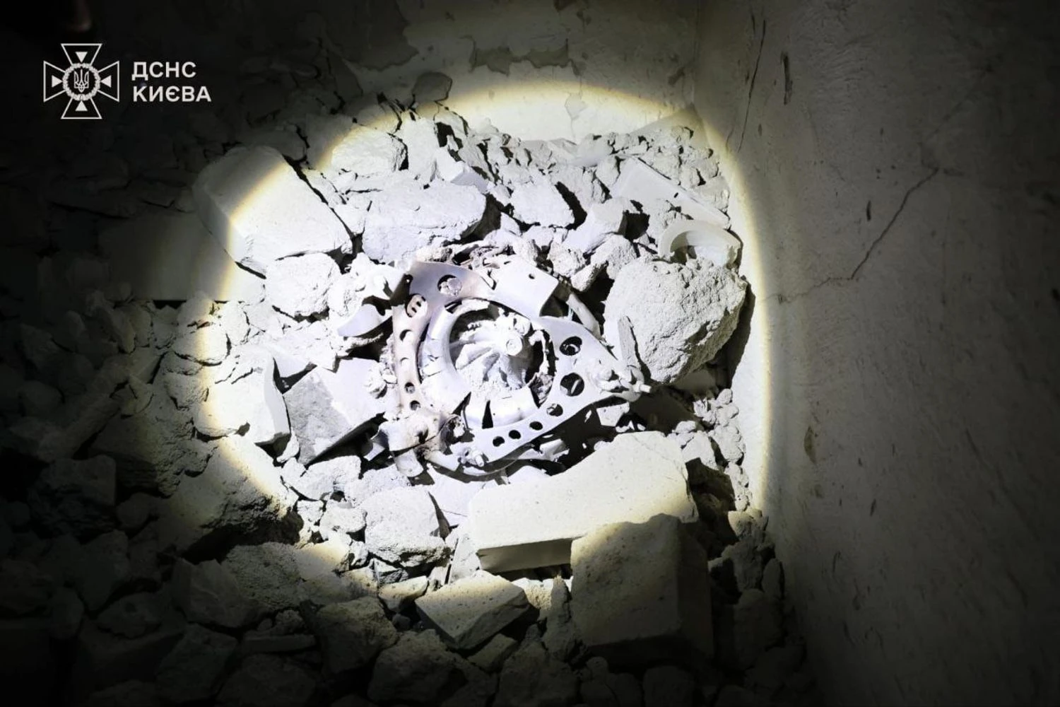 У Києві через атаку рф уламки дрона влучили в 15-поверхівку: показали наслідки