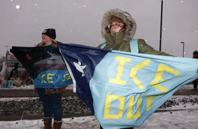 У Міннеаполісі сотні демонстрантів у 20-градусний мороз закидали кульками з водою ультраправих активістів під час мітингу проти ICE