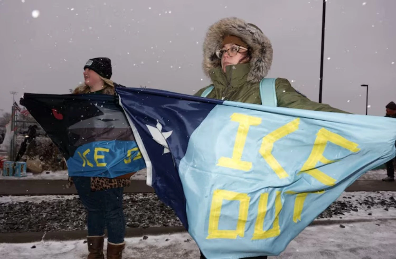 У Міннеаполісі сотні демонстрантів у 20-градусний мороз закидали кульками з водою ультраправих активістів під час мітингу проти ICE