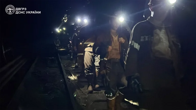 10 годин рятувальної операції і до 7 кілометрів шляху: у ДСНС показали порятунок заблокованих через атаки рф гірників у Кривому Розі