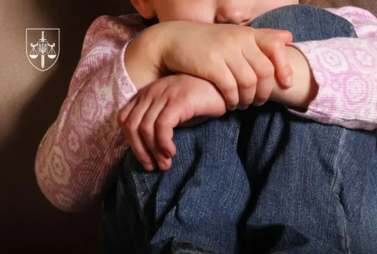 Ґвалтував дитину співмешканки 8 років - жителю Хмельниччини загрожує довічне ув