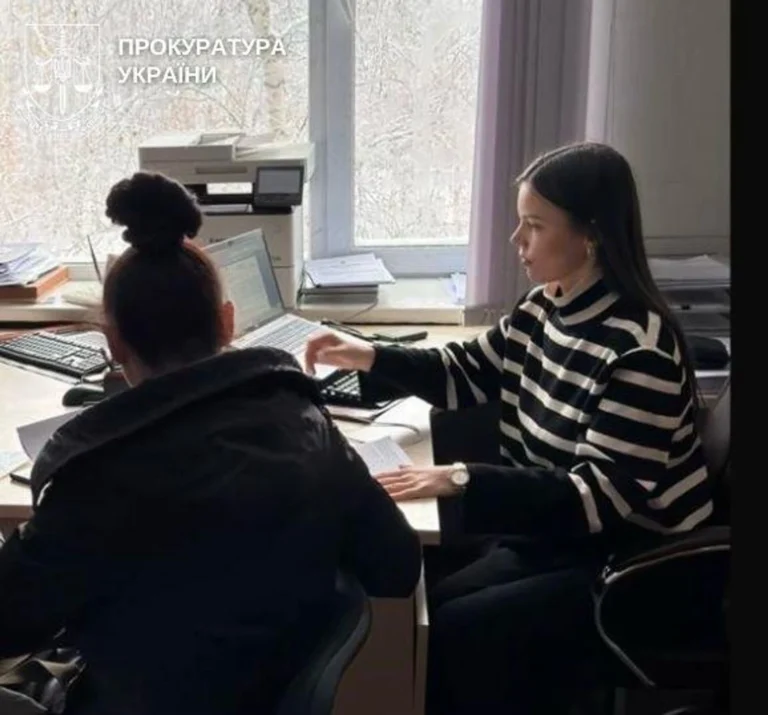 У Києві неповнолітня дівчина вживала алкоголь разом з матір’ю та під час сварки намагалася вчинити самогубство