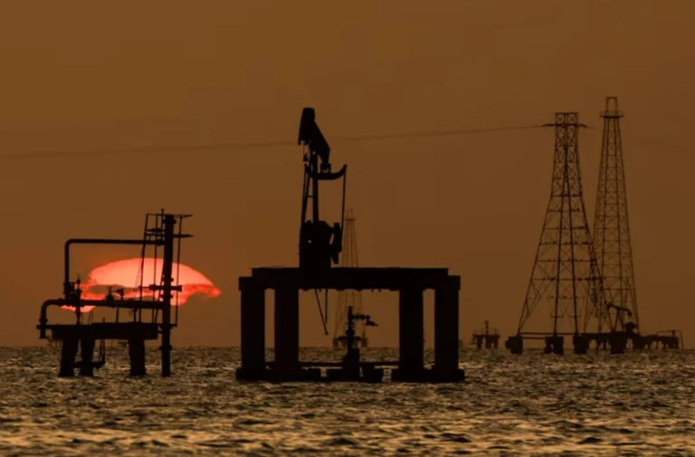 Світові ціни на нафту знижуються через глобальні мита Трампа