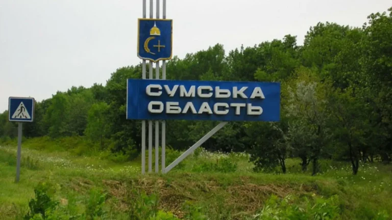 Ворог ударив по цивільному авто на Сумщині, троє поранених
