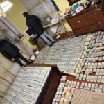 Матір і сина – лікарів викрили на схемі фіктивної інвалідності, під час обшуків знайшли сотні тисяч у валюті