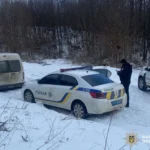 На Буковині водій намагався втекти і травмував поліцейського, його затримали із стріляниною