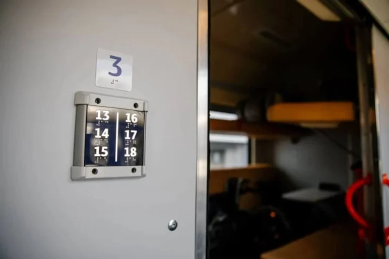 Затримки до години та автобуси замість поїздів - УЗ змінила рух 1 березня