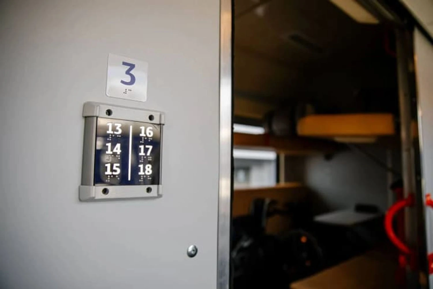 Затримки до години та автобуси замість поїздів - УЗ змінила рух 1 березня