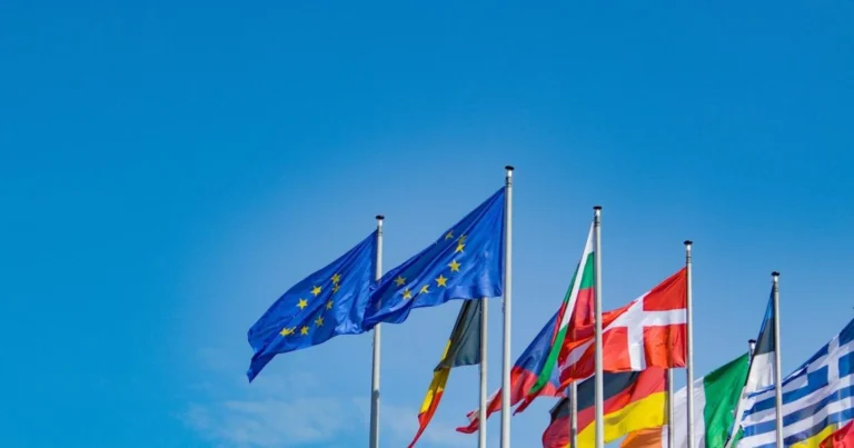 ЄС підштовхне партнерів покрити дефіцит у 30 млрд євро для України - Bloomberg