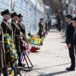 Зеленський та прем'єр Нідерландів вшанували загиблих воїнів біля Стіни пам'яті в КиєвіВолодимир Зеленський разом із Робом Єттеном поклали квіти до Стіни пам’яті загиблих захисників. Лідери вшанували героїв, які
віддали життя за державу.Суспільство • 8 березня, 10:37 • 5834 перегляди