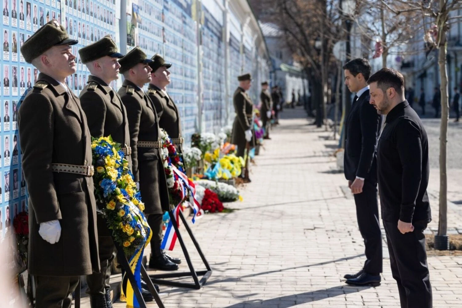 Зеленський та прем'єр Нідерландів вшанували загиблих воїнів біля Стіни пам'яті в Києві