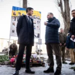 Новий прем’єр Нідерландів Роб Єттен відвідав зруйновану багатоповерхівку в Києві