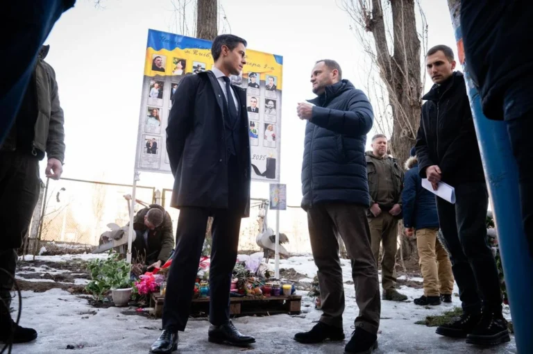 Новий прем’єр Нідерландів Роб Єттен відвідав зруйновану багатоповерхівку в Києві