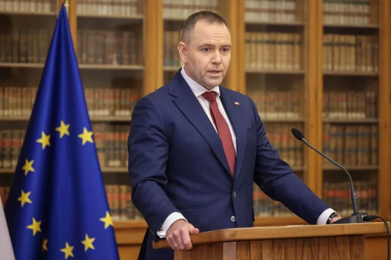 Навроцький ветував закон SAFE, Туск назвав це ганьбою і скликає позачергове засідання уряду