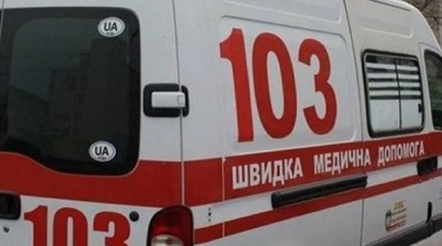 російський дрон атакував автомобіль у центрі Херсона: 67-річного водія з важкими пораненнями госпіталізували