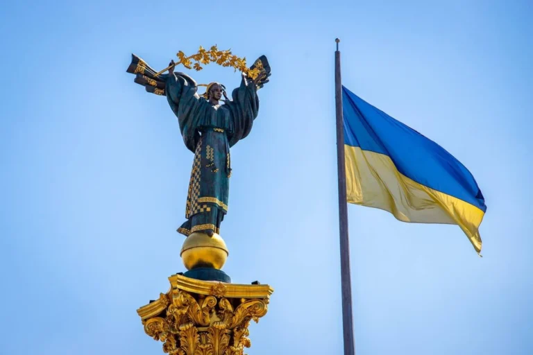 Атака рф зачепила три райони Києва, уламки впали під Монументом Незалежності у середмісті