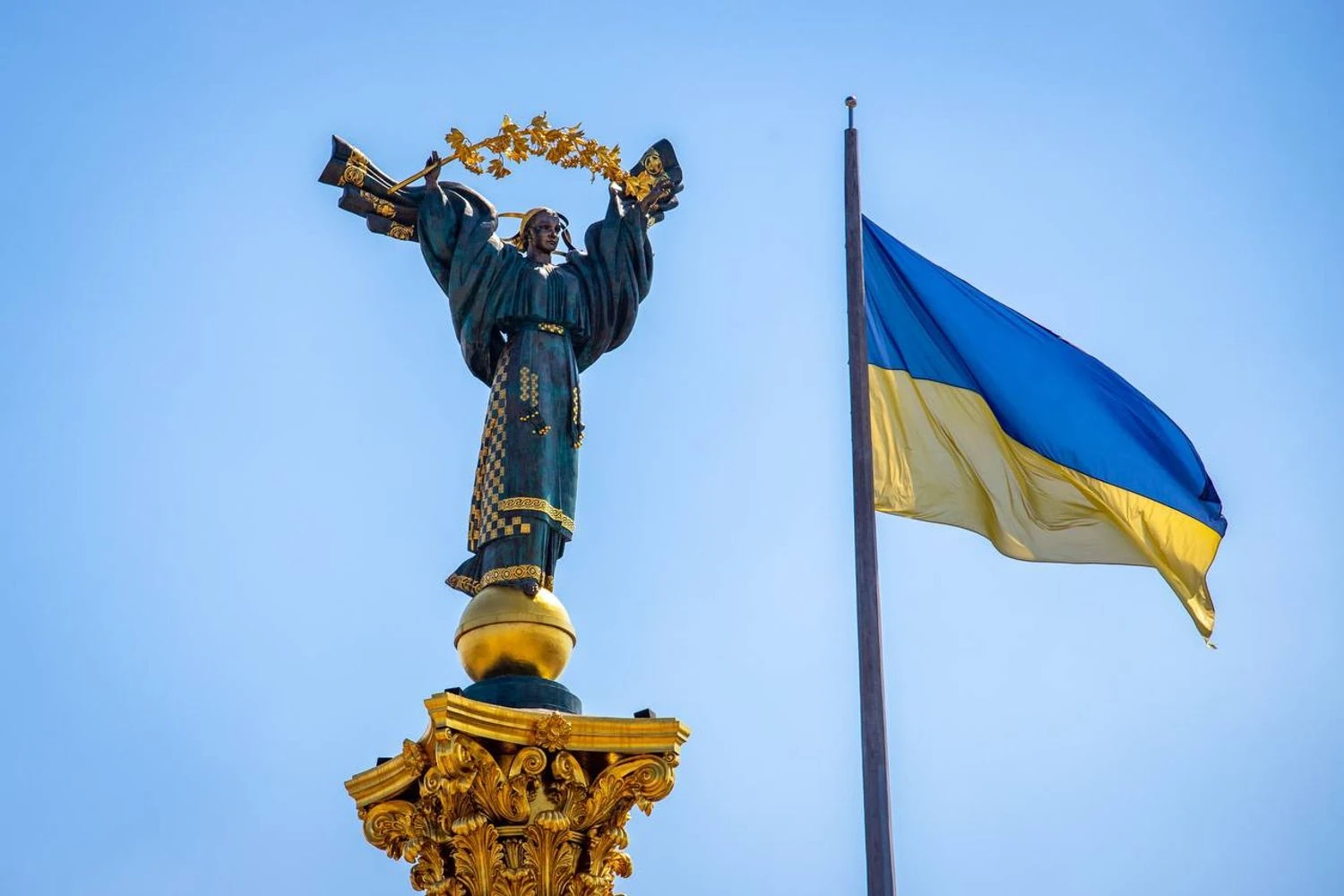 Атака рф зачепила три райони Києва, уламки впали під Монументом Незалежності у середмісті