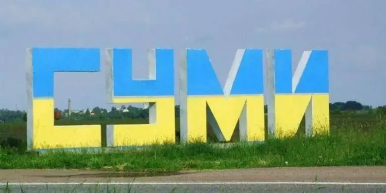 росіяни вдарили дроном по жвавому перехрестю у центрі Сум, поранено трьох людей