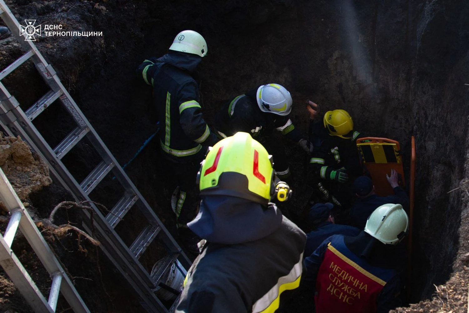На Тернопільщині обвал ґрунту забрав життя людини, троє рятувальників постраждали