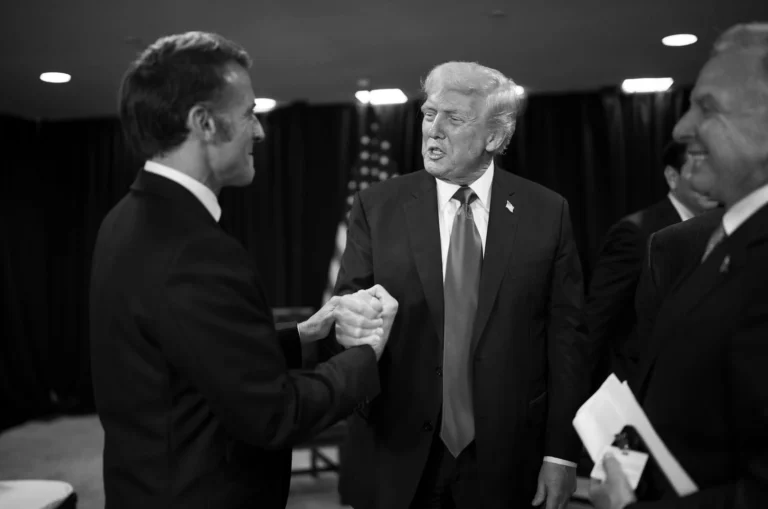 "Досі оговтується від правої у щелепу": Трамп висміяв Макрона на закритому обіді. Президент Франції відреагував