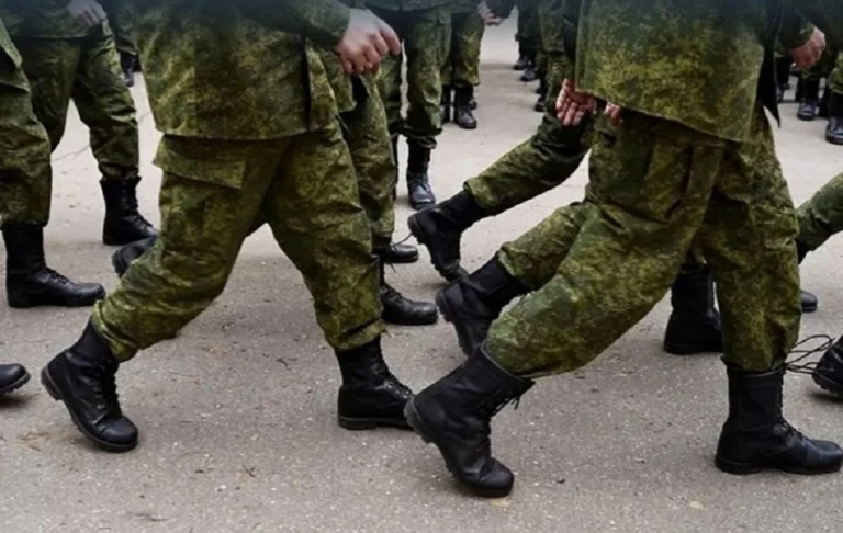 росіяни примусово мобілізують до 50 відсотків працівників заводів на окупованій Луганщині - ЦПД