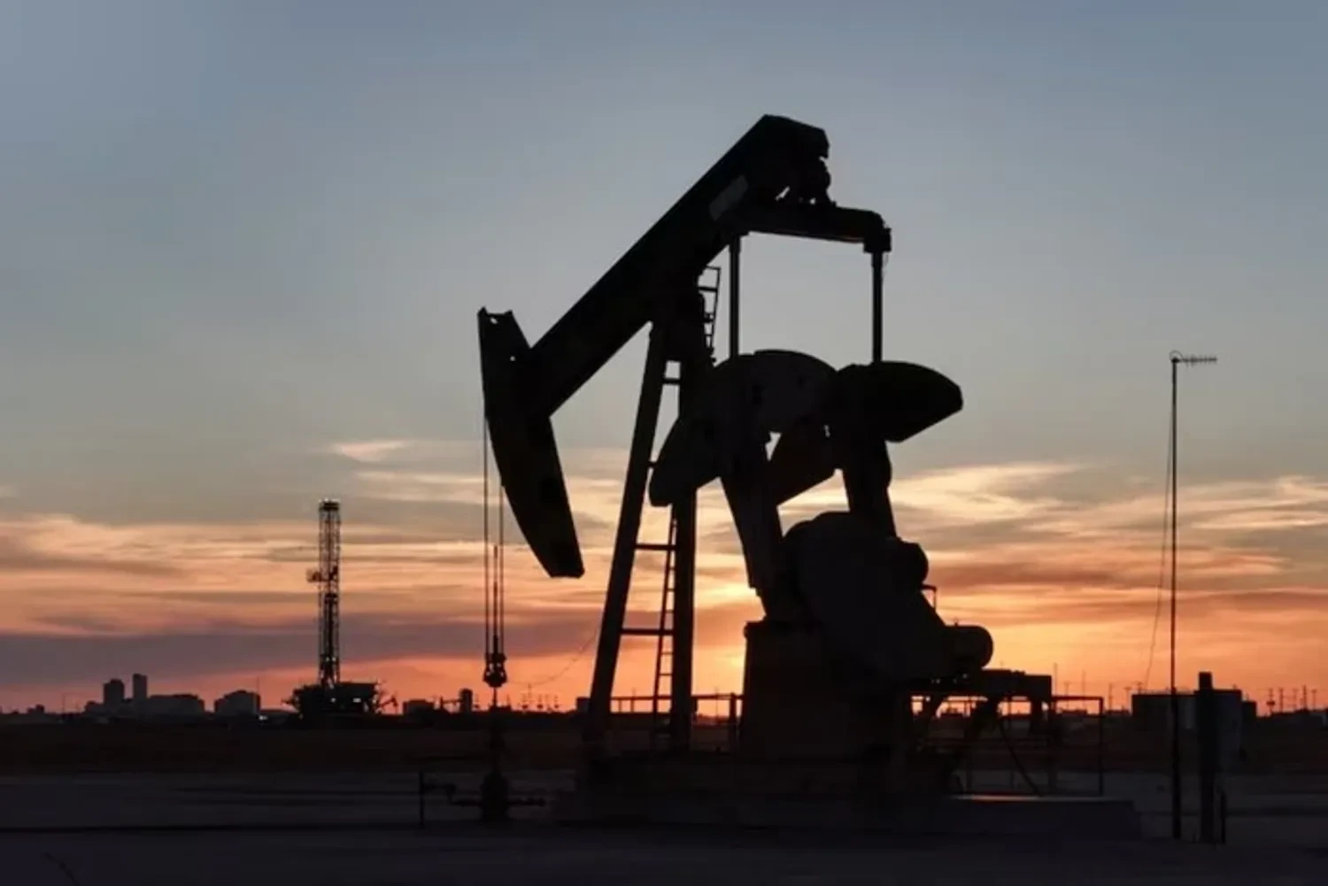 Нафта зростає вище 98 доларів, ринки реагують на удари в Лівані та ризики для Ормузької протоки